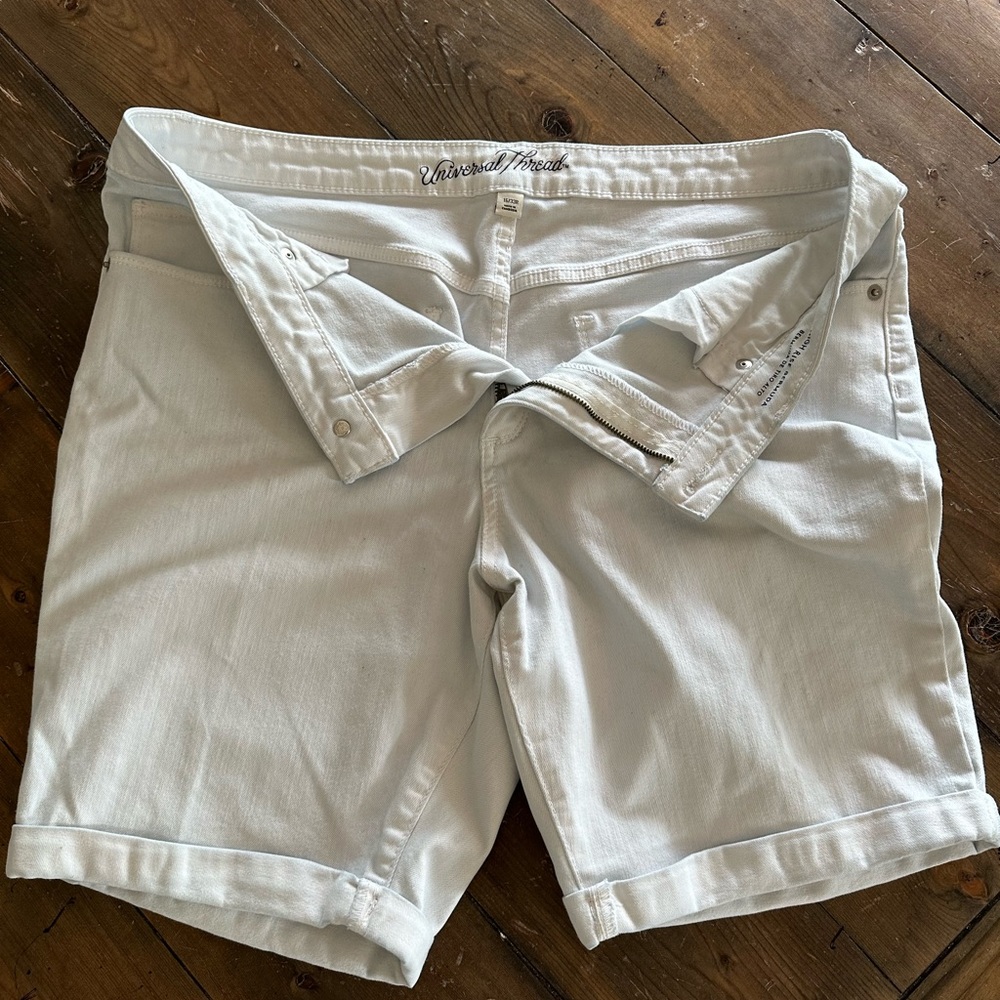 Universal Threads Bermuda shorts, woman’s 16